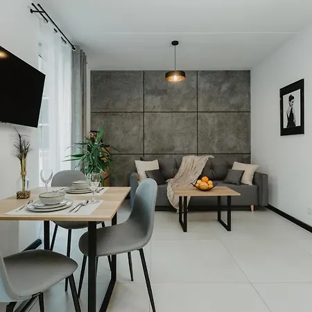 Charlie, F211 Apartment